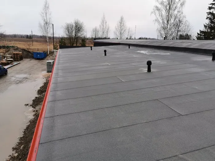 Valmis bituumenrullkattega lamekatus ventilatsiooniluukide ja punase räästaplekiga