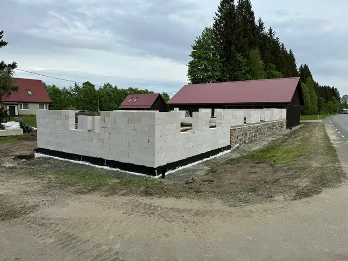 Gaasbetoonplokkidest müüritis hüdroisoleeritud vundamendil, kõrval vana laudahoone