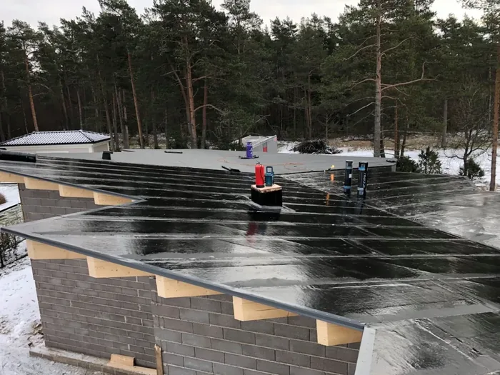 Lamekatuse bituumenrulli paigaldus gaasipõletiga plokkseintega hoonel