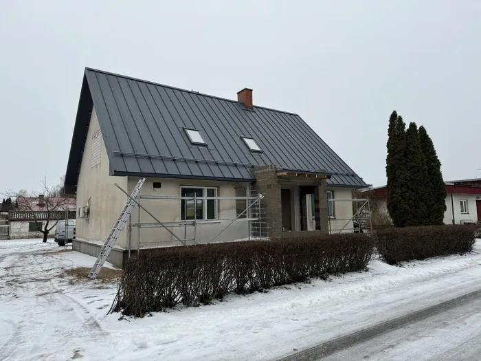 Maja uus tumehall valtsplekk-katus, sissepääs veel tellingutes