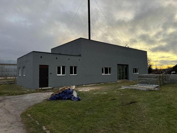 Valmis tumehall krohvitud lamekatusega uusehitis