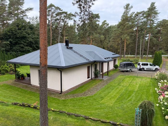 Eramu uus tumehall plekk-katus koos vihmaveesüsteemiga