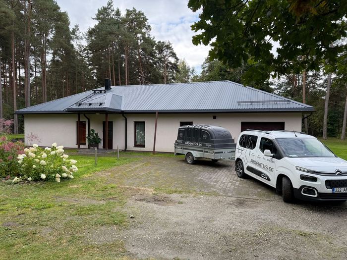 Valminud plekk-katusega eramu, ettevõtte sõidukid objektil