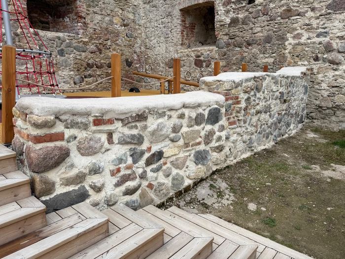 Taastatud maakivimüür ja uus puittrepp lossihoovis