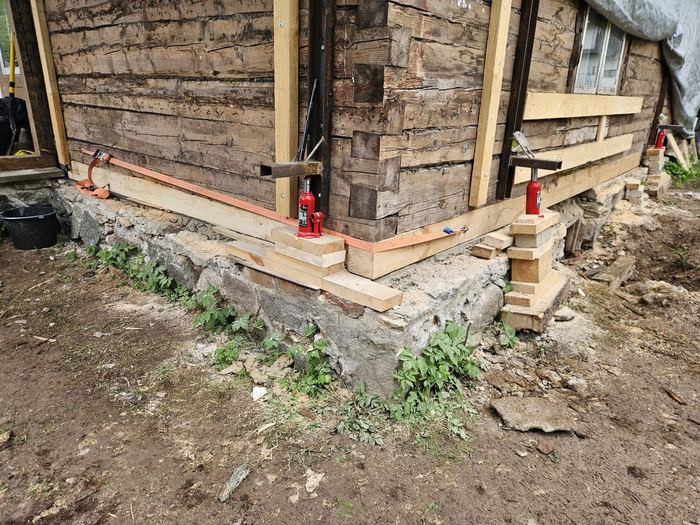 Palkmaja nurk tungraudadel vundamendi vahetuse ajal