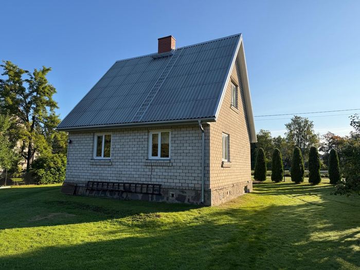 Silikaattellistest eramu plekk-viilkatuse ja korstnaga